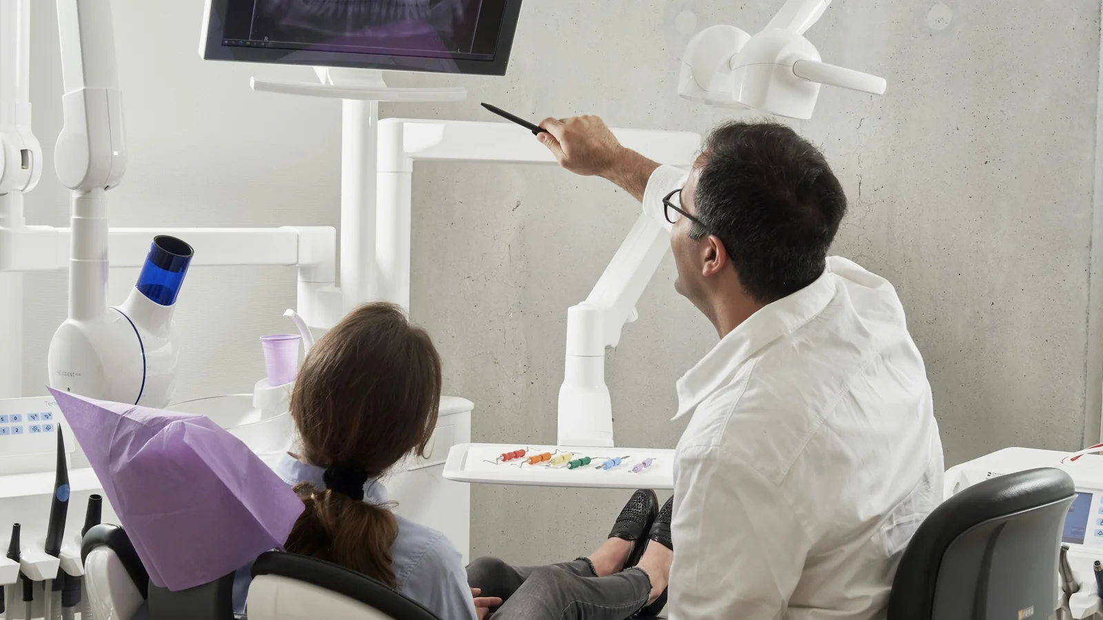 Clareamento dental seguro: por que a avaliação profissional vem antes do procedimento
