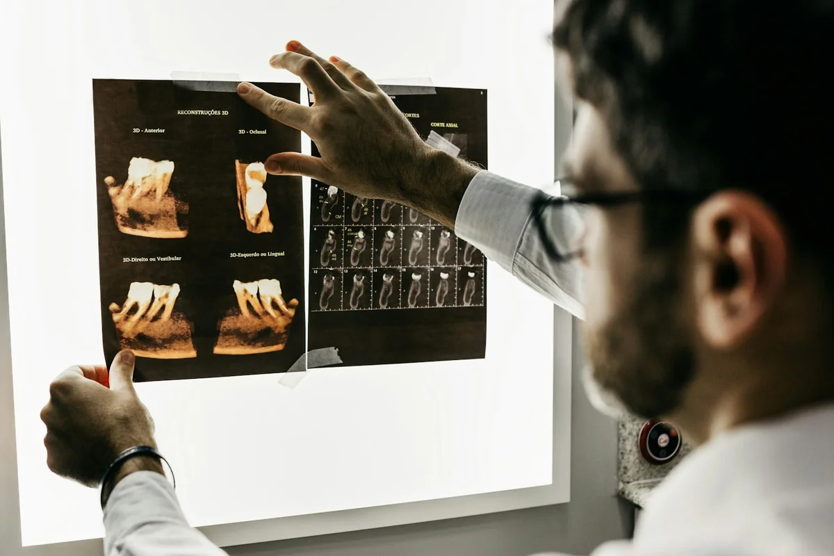 Materiais odontológicos organizados para procedimento clínico