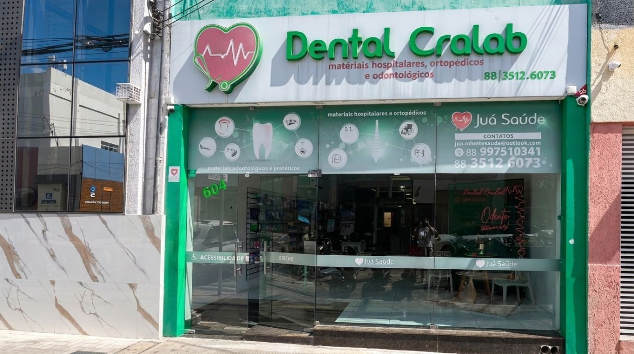 Fachada da Dental Cralab na Rua Padre Cícero, 604, Centro de Juazeiro do Norte