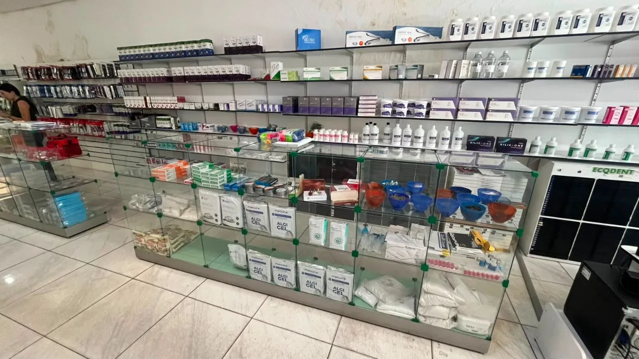 Balcão de atendimento e exposição de materiais da Dental Cralab.