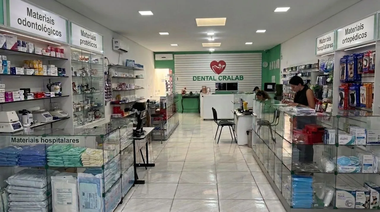 Prateleiras da Dental Cralab com materiais organizados por segmento.