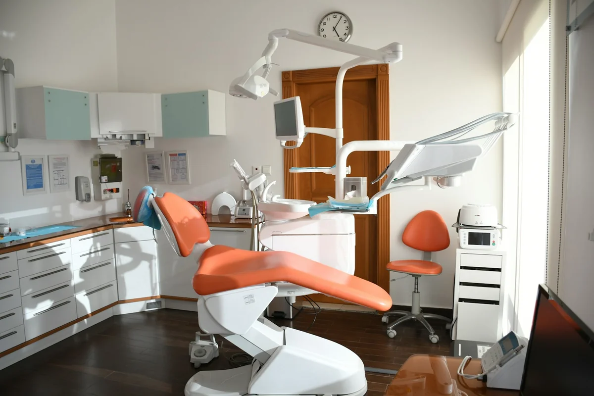 Cirurgiã-dentista examinando dentes e gengivas de paciente adulto